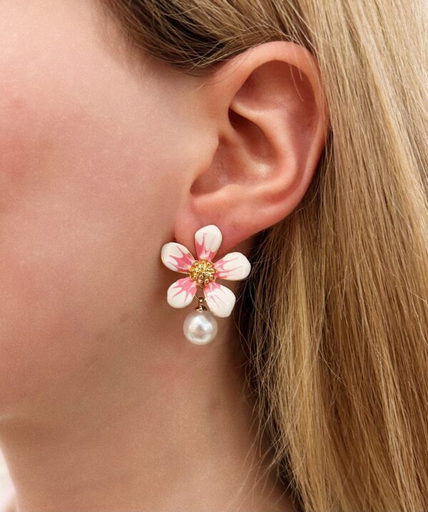 KITY PEARL FLOWER EARRINGS - Image 2