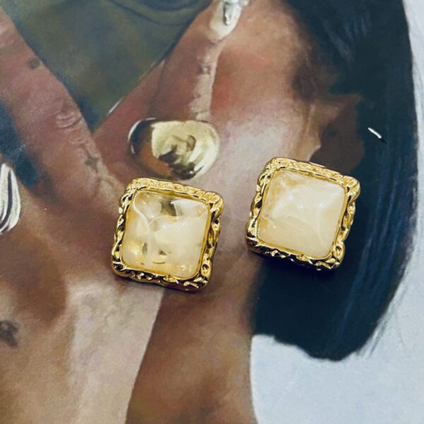VELLY CREAM EARRINGS - Image 3