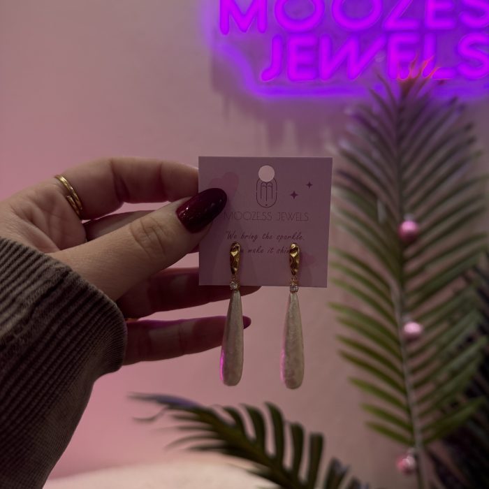 VINTAGE QUEEN EARRINGS