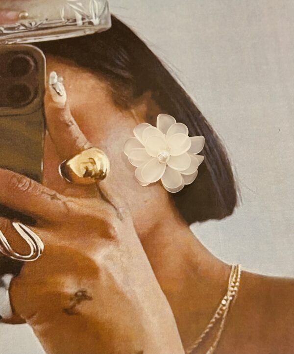 DAISY WHITE EARRINGS - Image 2