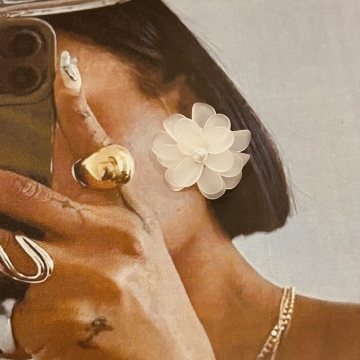 DAISY WHITE EARRINGS