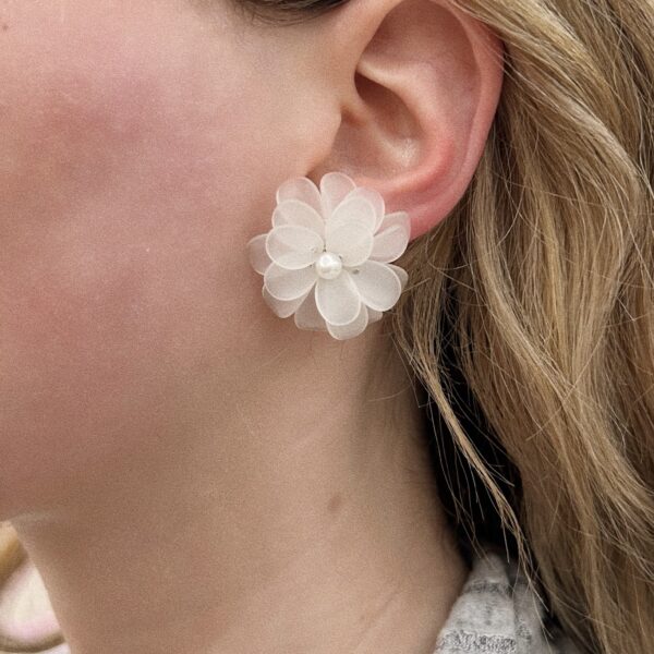 DAISY WHITE EARRINGS - Image 3