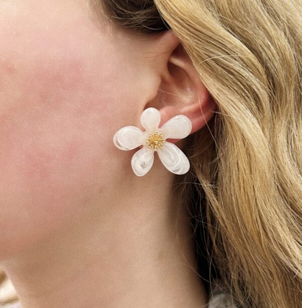 WHITE ORELLIA EARRINGS - Image 2