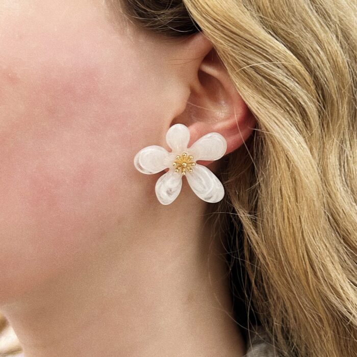 WHITE ORELLIA EARRINGS