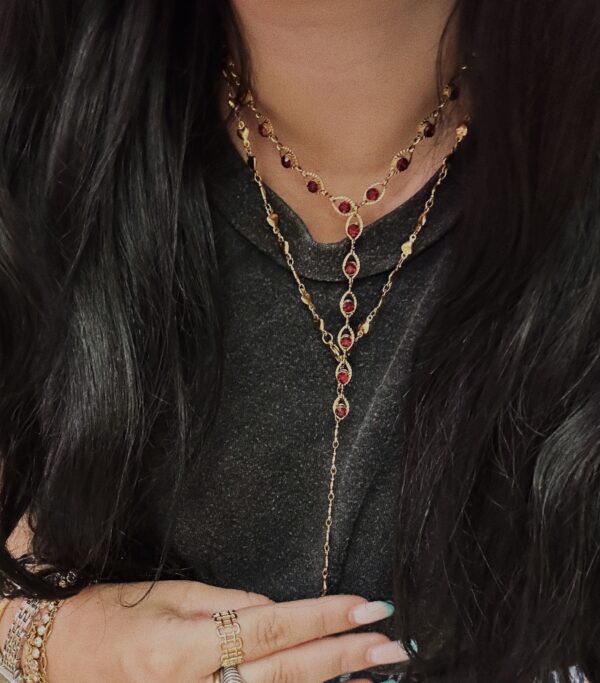 RED QUEEN TIE NECKLACE - Image 2