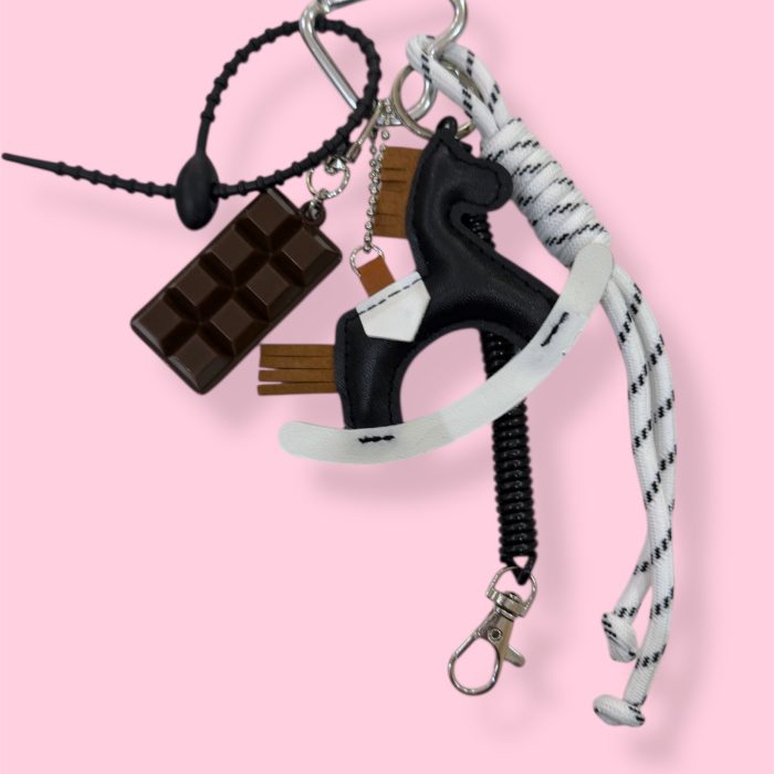 BABE BLACK BAG CHARM ΜΠΡΕΛΟΚ